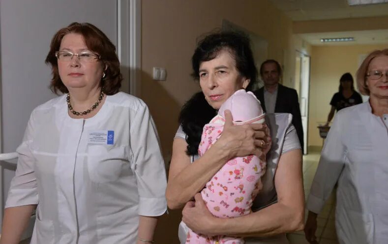 Женщины родившие после 50 естественным путем. Женщина родившая в 50 лет. Родила в 50 лет. Самая старая мама в мире. Баба женщина родившая сына.