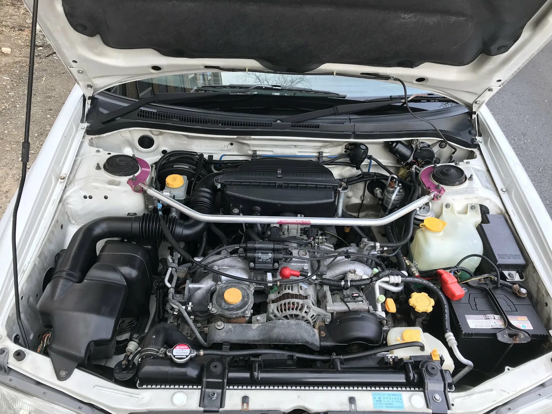 Субару форестер под капотом. Субару форестер 2 подкапотное. subaru forester sf5 подкапотка. подкапотка subaru forester sg5. субару форестер sg5 под капотом.