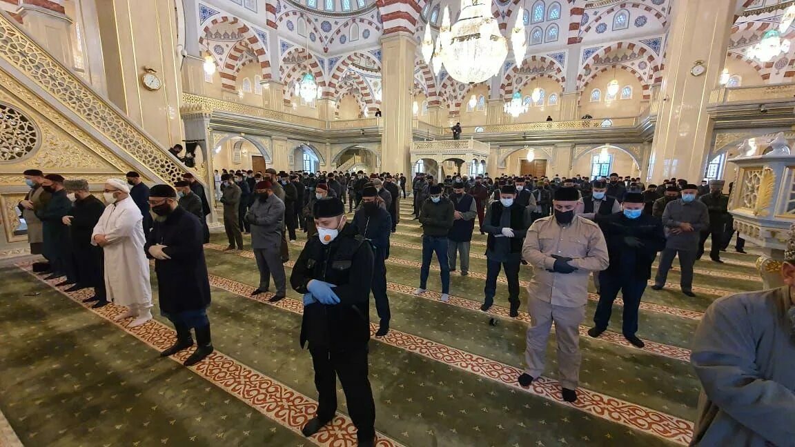 Праздничная молитва на ураза. Сердце Чечни мечеть Курбан байрам. Мечеть Рамзана Кадырова в Грозном. Ураза байрам в Чеченской Республике. Джума мечеть Грозный.