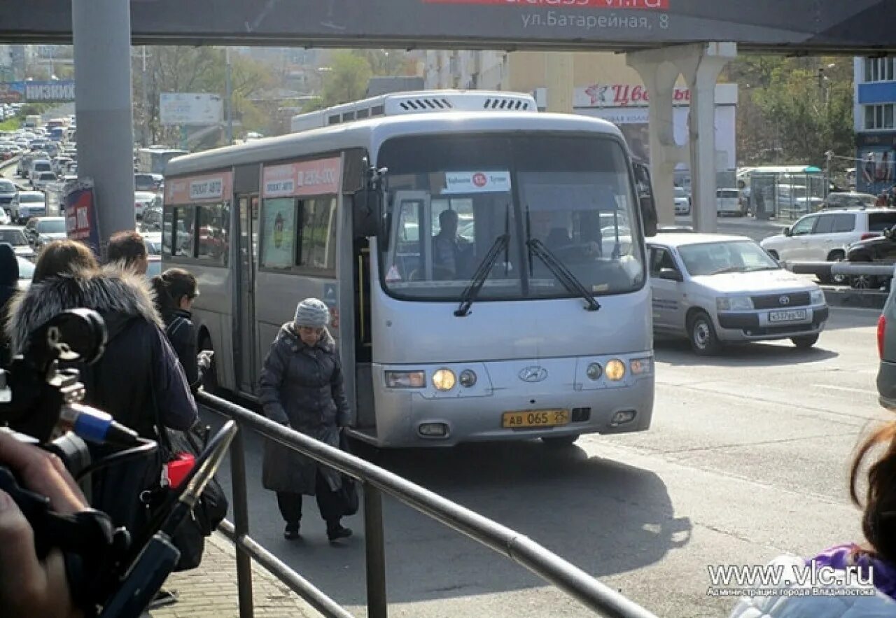 Автобус 77 Владивосток. Общественный транспорт Владивостока. Маршрутка Владивосток. Остановка городского транспорта. Автобус 74 ру