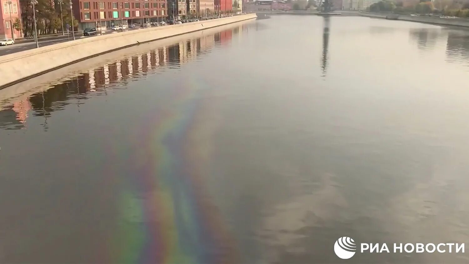 Реки были замечены изменения. Плёнка на Москве-реке. Мазутное пятно на Москве реке. Масляное пятно на Крутицкой набережной. Бензиновое пятно на Москве реке.