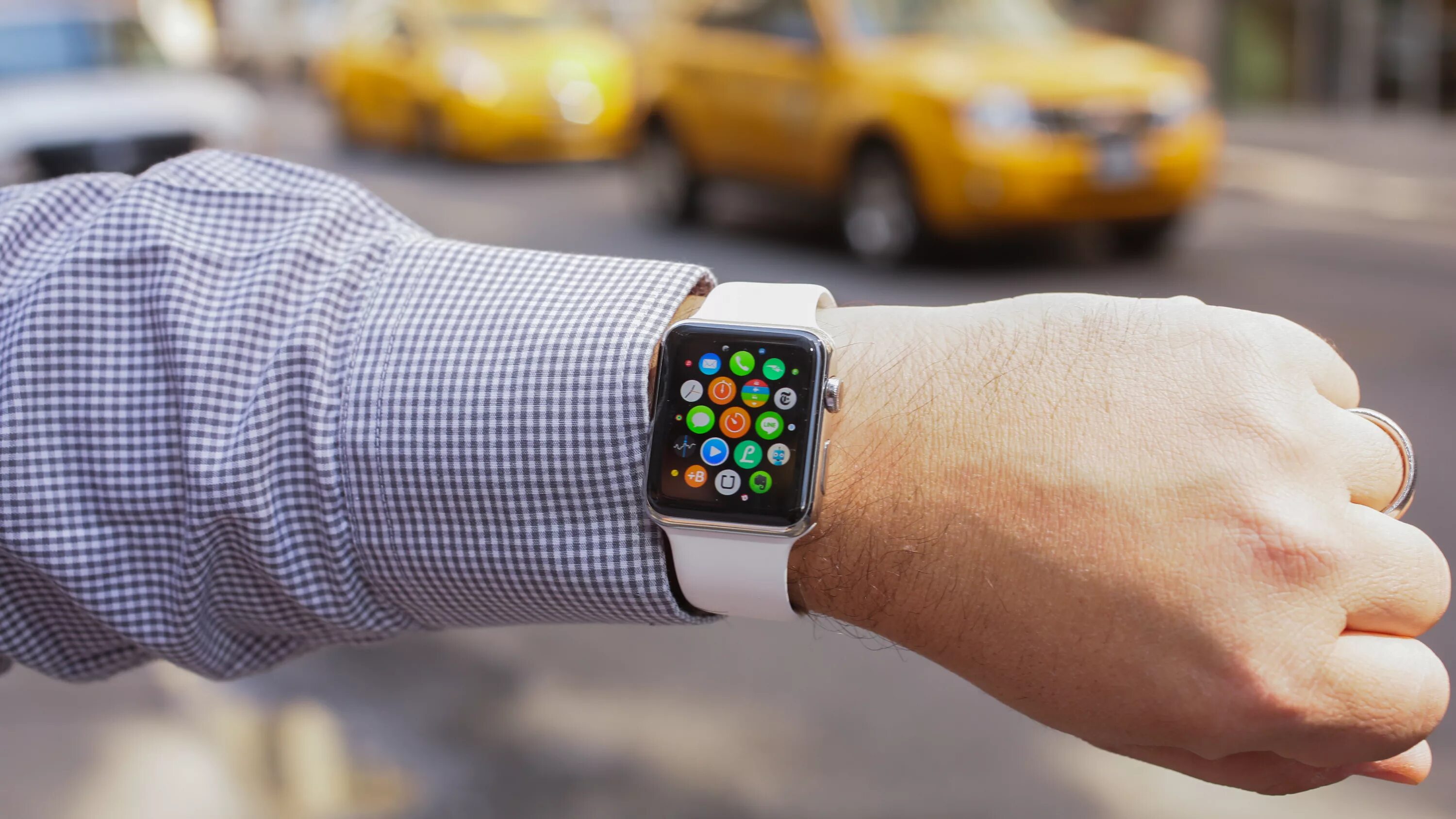 Apple watch se 2022. Эпл вотч 9. Apple watch 1. Аппле вотч на руке. Watch watches как правильно часы