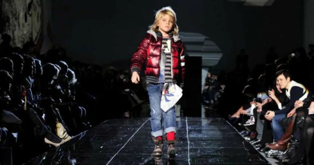 Показ мод дети мальчики. Мода 2011 года в России. Костюм для мальчика на показ мод. Мальчик демонстрация моды.