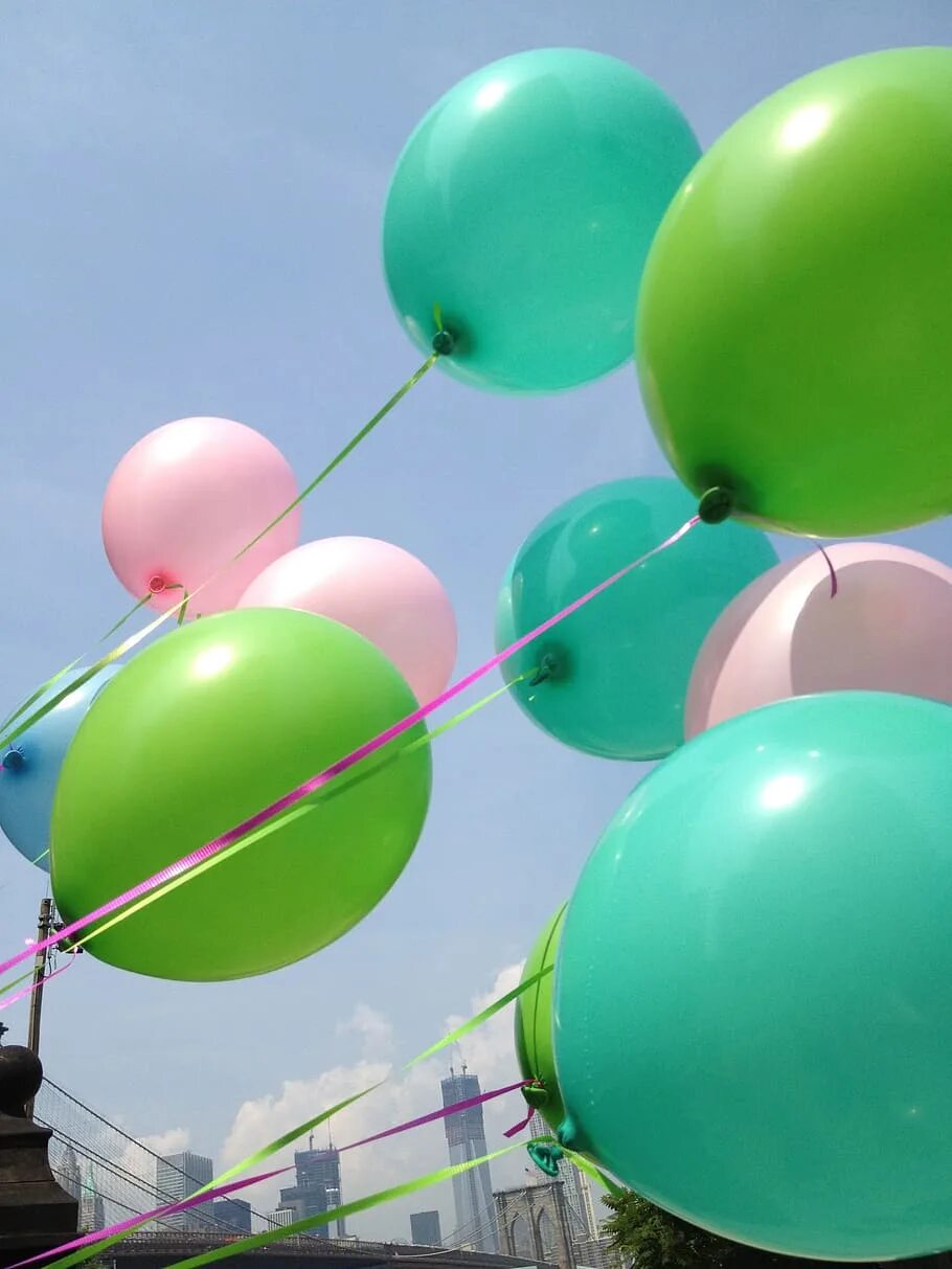 Выпускать в небо воздушные шары с гелием. Шарики в небе. Зелёные воздушные шары в небе. Воздушные шарики в небе. Красивые воздушные шары зеленые.