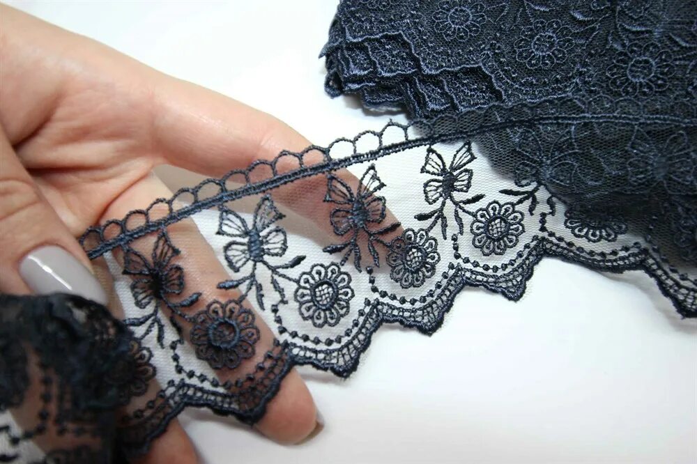 Вологодские кружева коклюшки кружевницы. Кружево отдельными кружевными мотивами. Как делают кружева. Плетение кружева. Свадебное кружево.