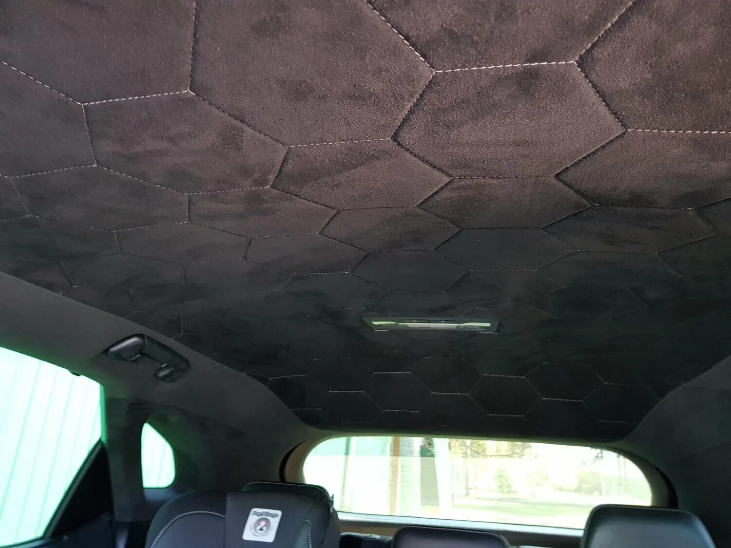 Обтяжка потолка в авто. Обшивка потолка авто. Обтяжка потолка. Потолочная ткань для автомобиля. Где потолок машины.