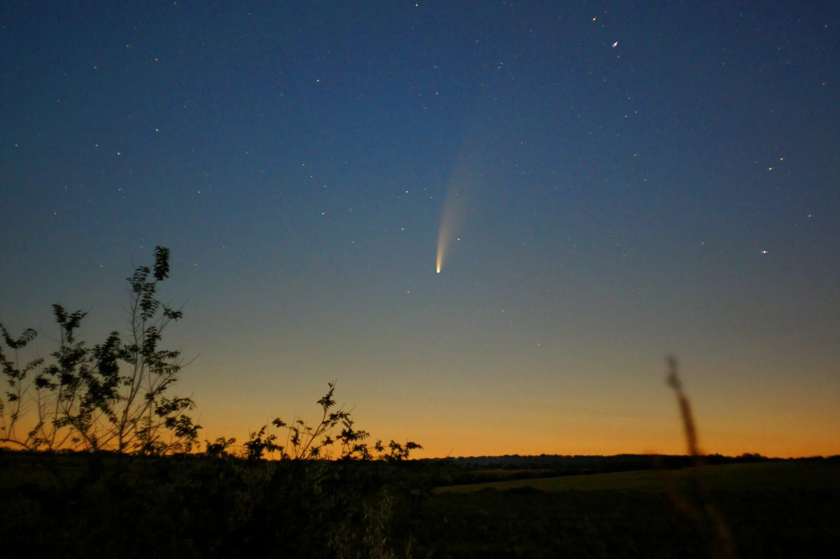 Комета в хабаровске сегодня. Комета Галлея. Комета вид с земли. Земля с кометой. Комета в небе.