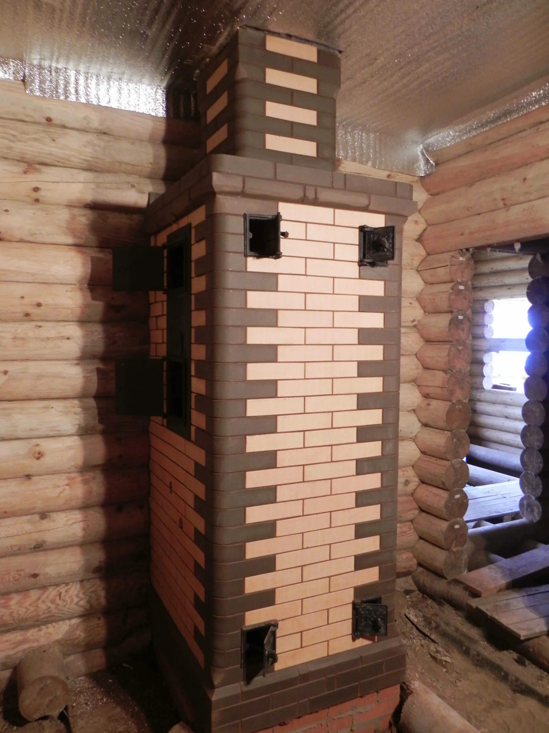 Обкладка банной печи кирпичом. Какой кирпич бани. Печь для бани из кирпича. Банная печь в кирпичной обкладке. Печь для бани кирпичная с топкой из предбанника и баком.