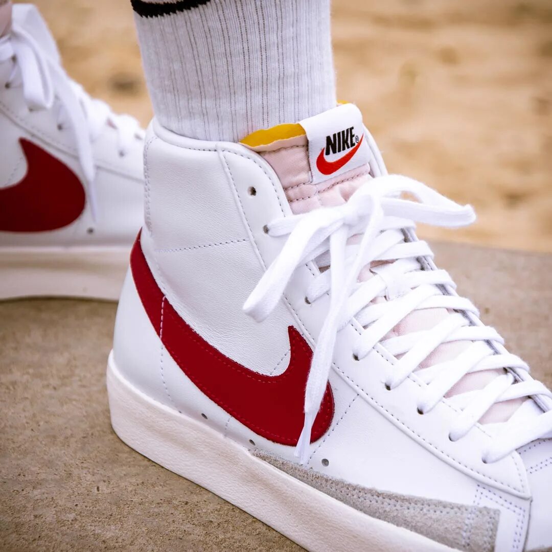 Блейзеры найк оригинал. Найк блейзер МИД 77. Nike Blazer Mid 77 White. Nike Blazer White Red. Nike Blazer Mid 77 белые с красным.