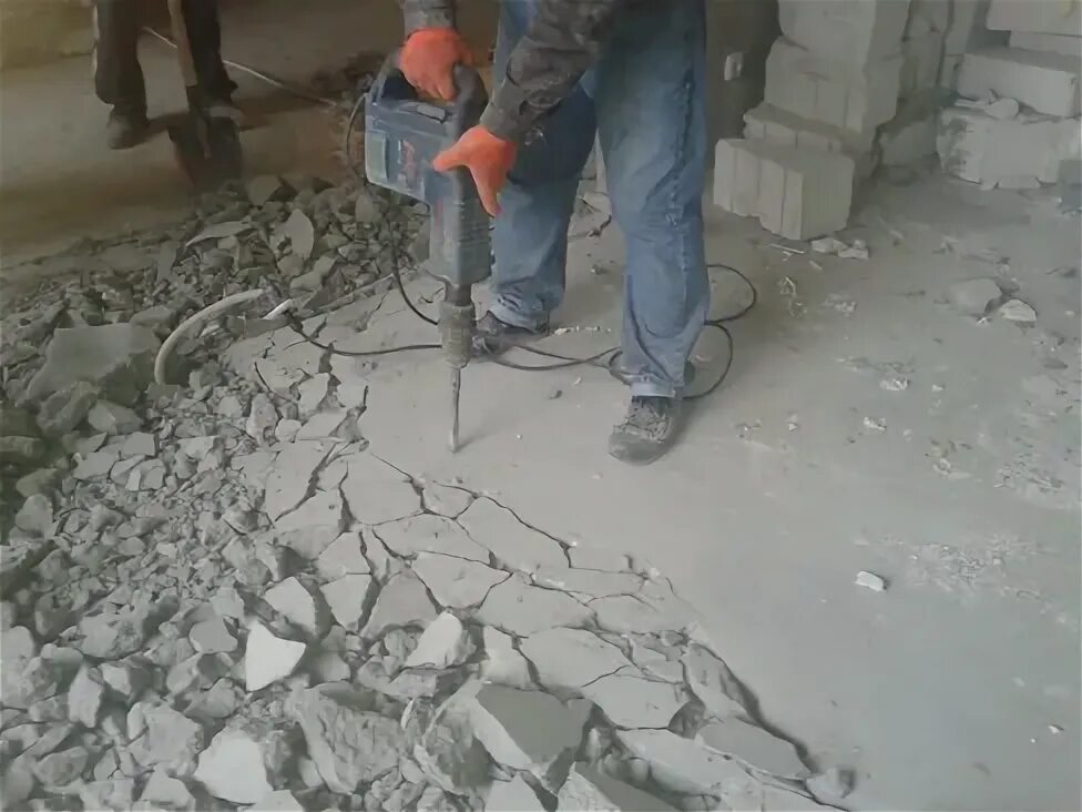 Снять стяжку пола цена. Демонтаж цементно-песч. Стяжки. Цементно бетонная стяжка. Демонтаж бетонной стяжки. Демонтаж цементной стяжки.