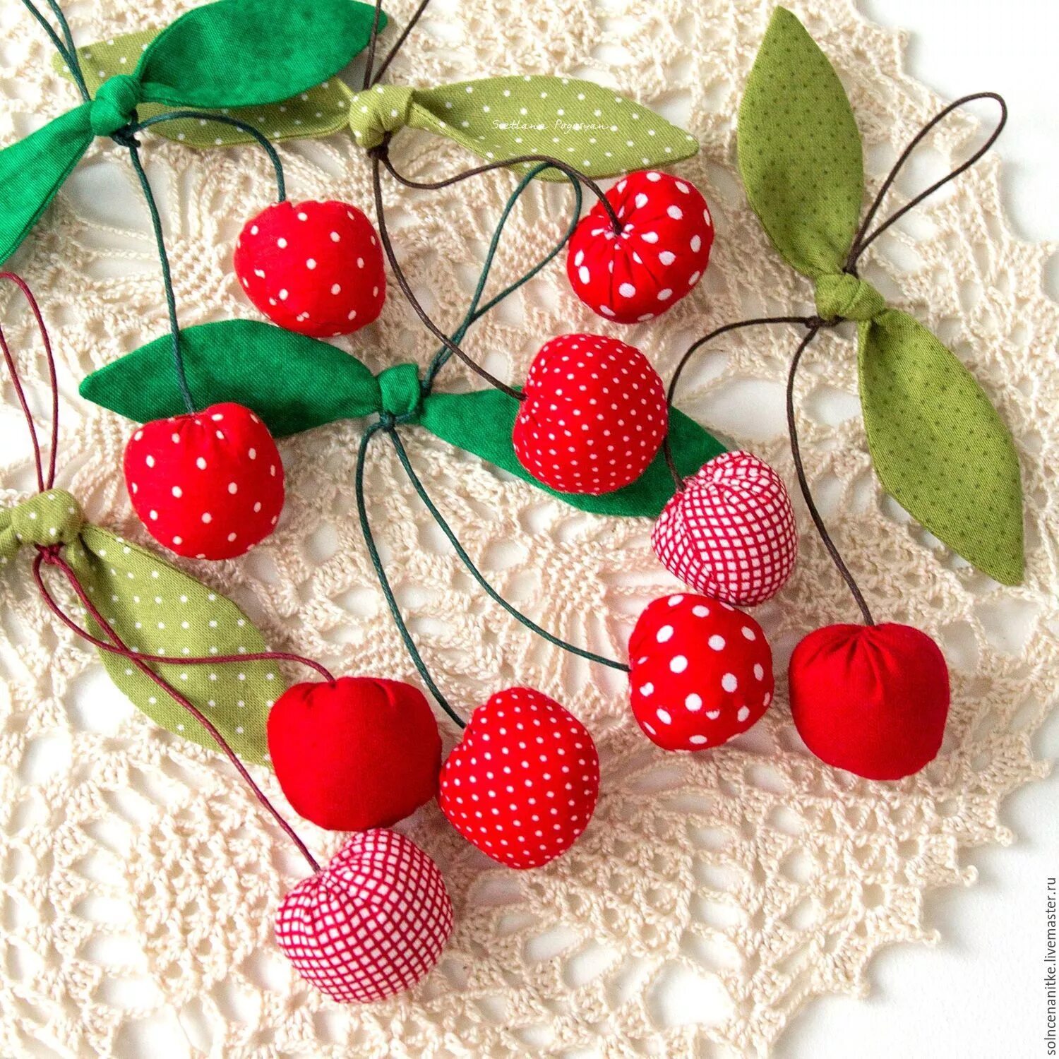 Клубника из полимерной глины. Как сделать ягоды. Земляника полимерная глина. Как сделать ягоды. Бисероплетение ягоды.