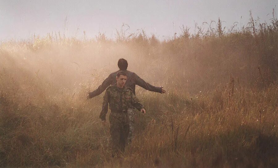 Отец и сын на дзене. Отец и сын на дзене. Отец обнимает сына. Отец и сын. Отец идущий с сыном со спины.