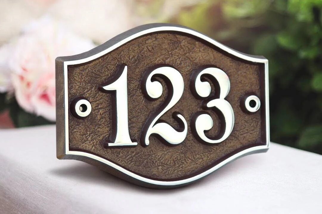 Адресная табличка. Адресная табличка. Таблички с номерами домов и названиями улиц. Таблички на свадебный стол. Поздравительные таблички с гравировкой.