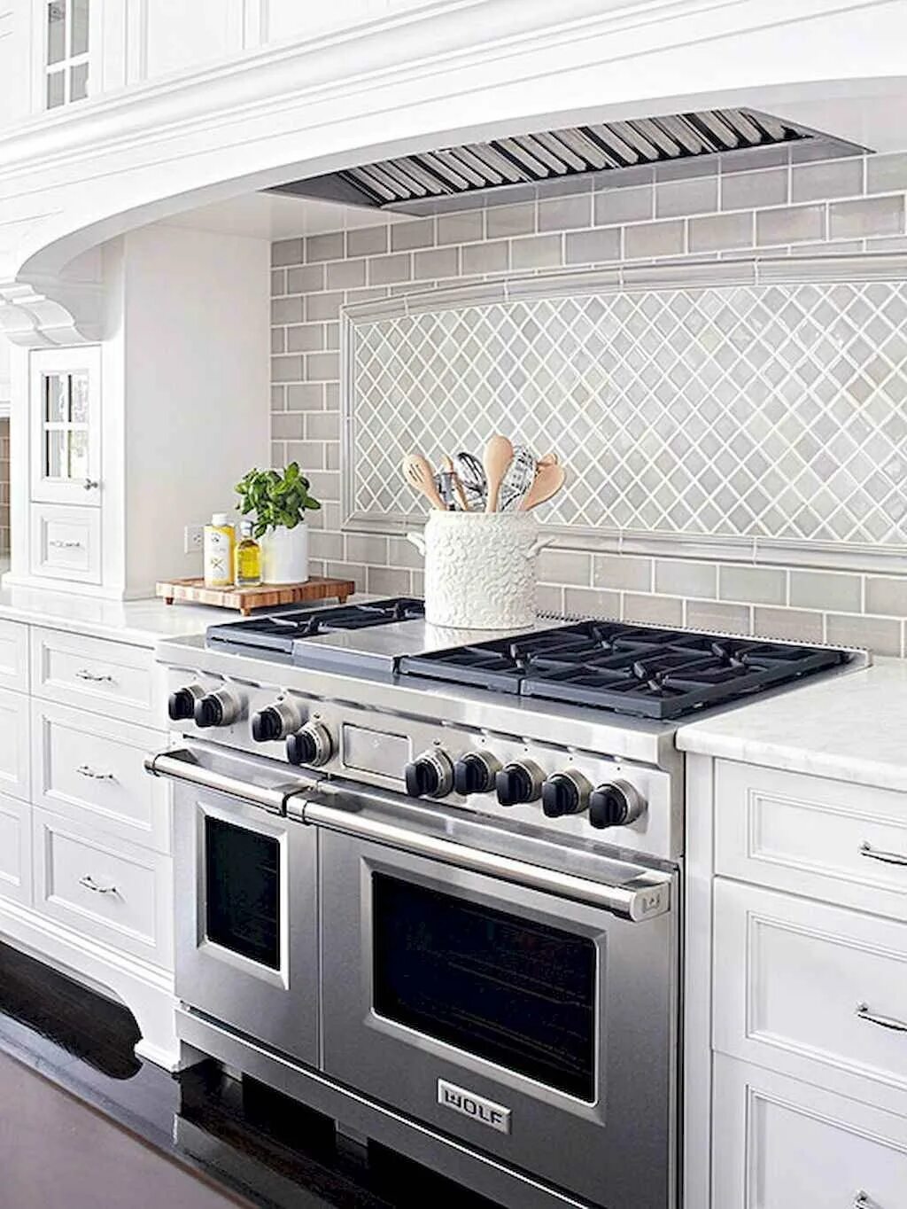 Плита обрамления. Плитка на кухню 2022. Фартук для белой кухни из плитки. Белая плитка на кухне. Фартук для кухни из плиткиэ.