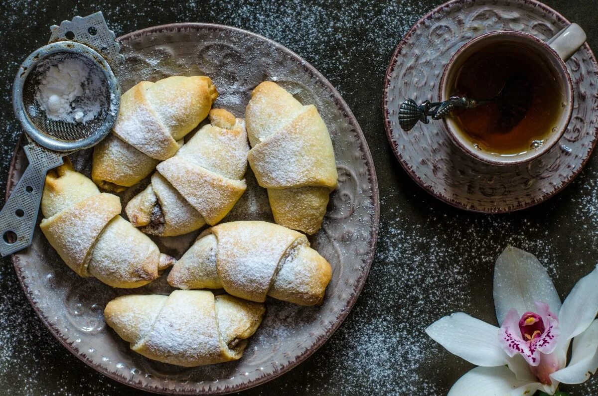 Постные рецепты к чаю. Турецкие рогалики с грецким орехом. Рогалики к чаю. Чай с рогаликами. Постные рогалики.