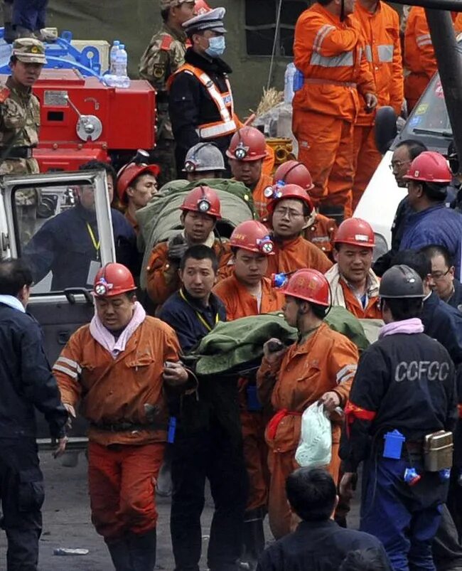 Спасение шахтера. Чили 2010 шахтеры. Фотография шахтеров,сидят 2017 год. Спасение людей из завалов. Спасение шахтеров в чили в 2010.