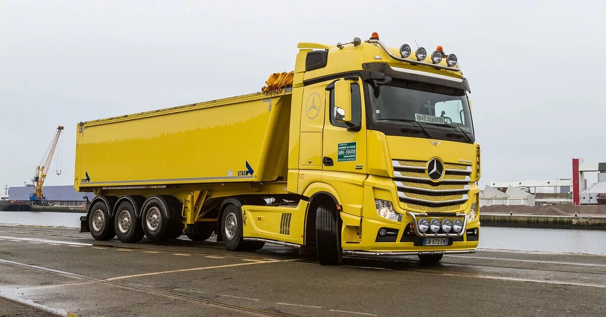 Дела грузовые. Mercedes-Benz Actros. Мерседес Актрос Тонар. Mercedes-Benz Actros желтый. Мерседес Актрос 1838.