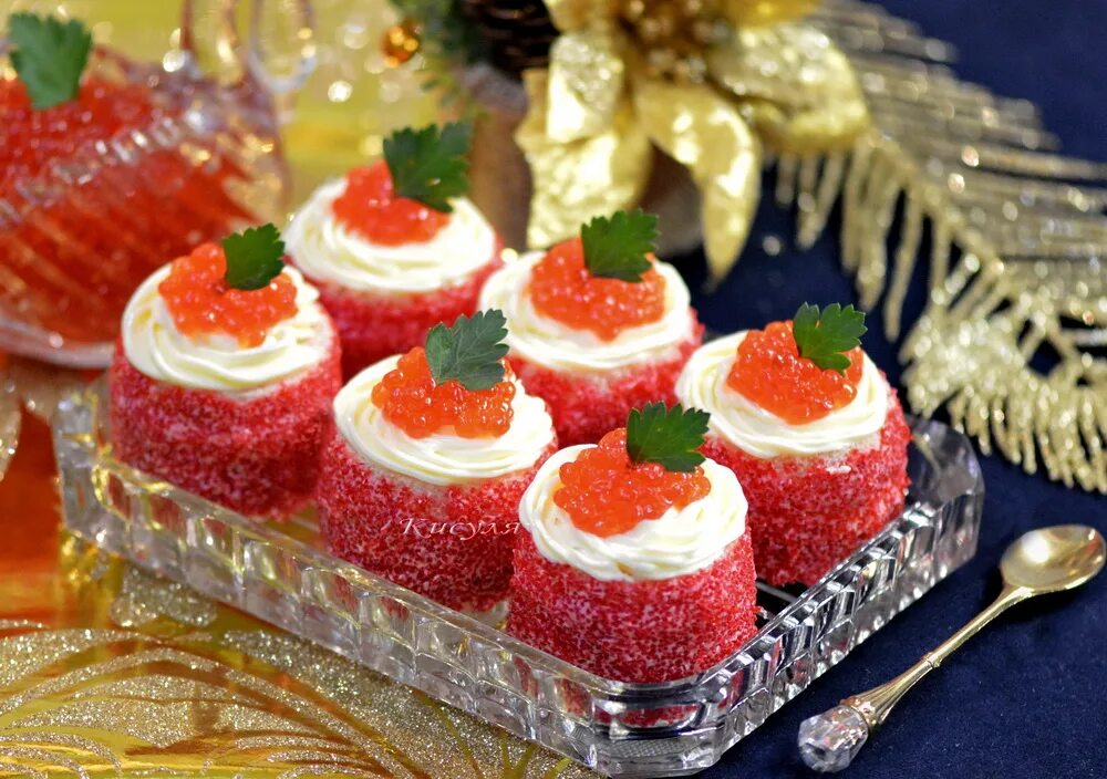 Закуска многокомпонентная новогодняя. Новогодние закуски с икрой. закуска с красной икрой на новый год. закуски на новый год с икрой. пирожное икра.