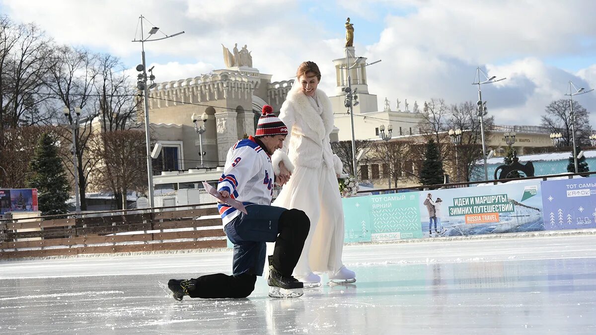 Россия вднх 2024 расписание. Каток ВДНХ. Каток фото. Каток ВДНХ фото. Каток ВДНХ вечером.