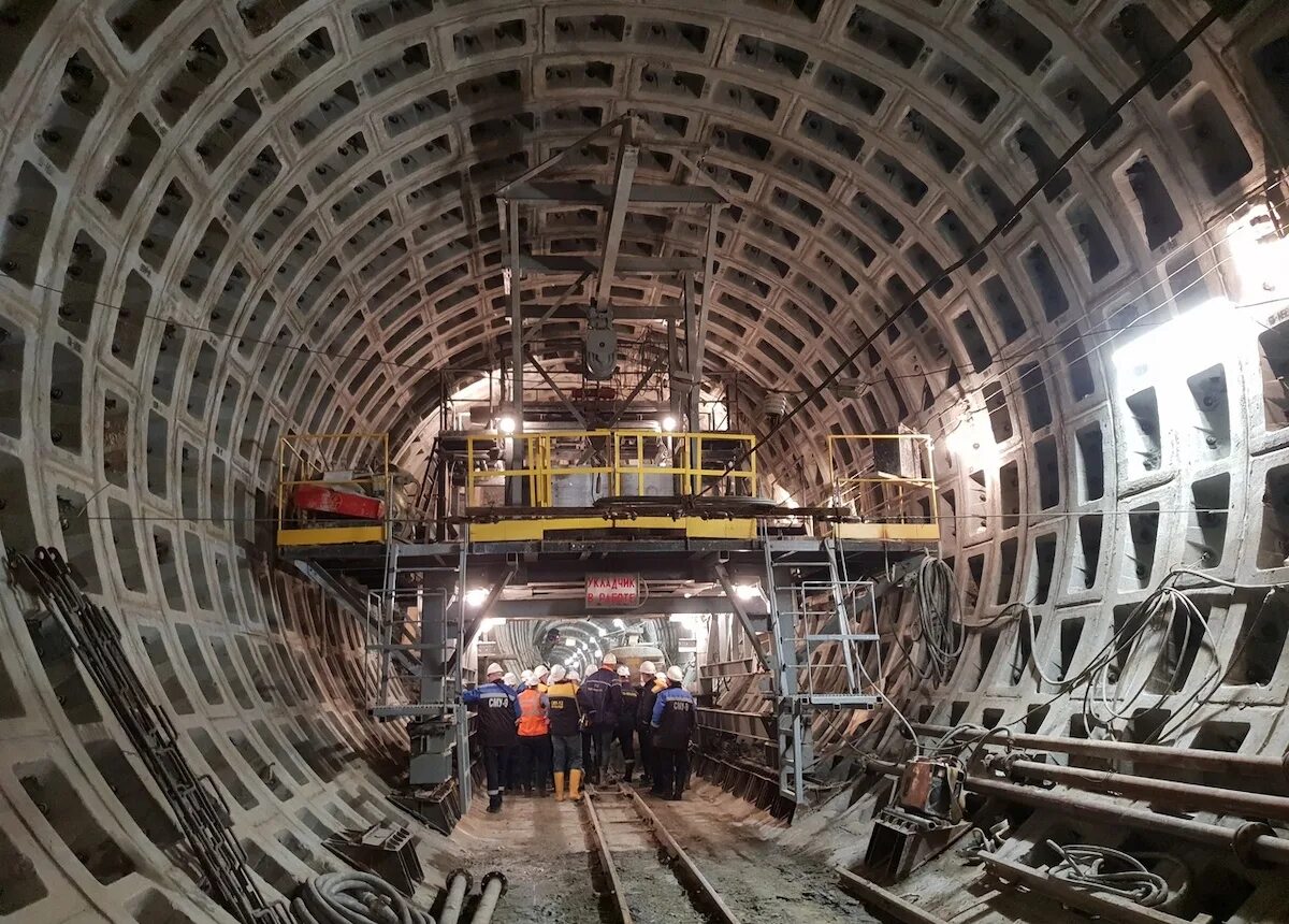 Станция метро Метрострой. Проходческий щит Санкт-Петербургского метрополитена. Метрострой Северной столицы станции. Метро Санкт Петербург горный институт 2022. Строитель метрополитена