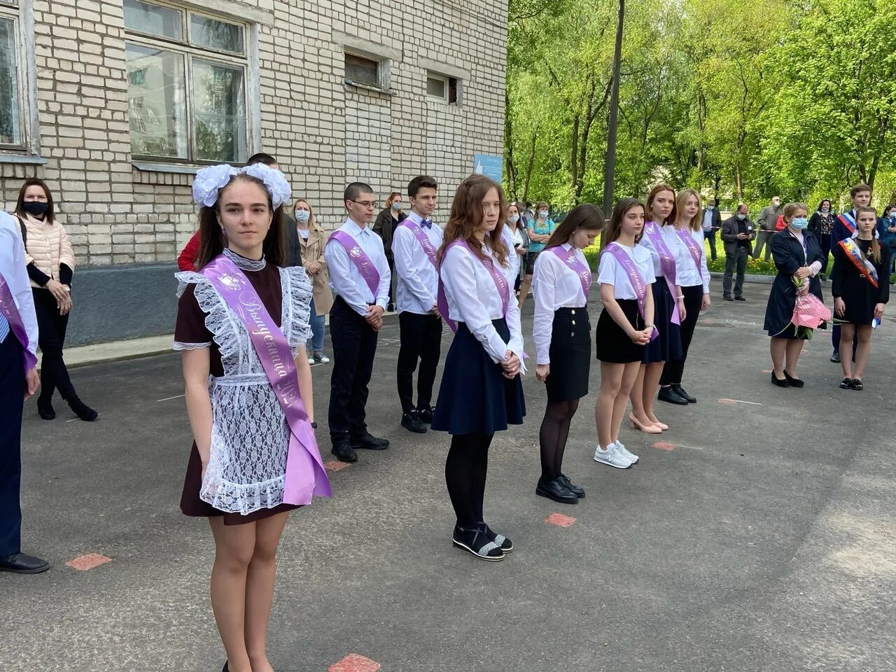 месяц последних звонков. последний звонок 11 класс. последний звонок фото. 5 школа каменск шахтинский. последний звонок в школе старшеклассники.