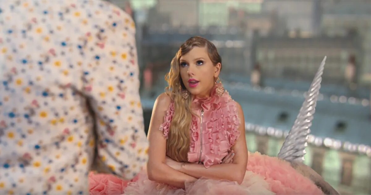 I hate it here taylor swift. Тейлор свифт рапунцель. тейлор свифт в розовом. taylor swift birthday girl. тейлор свифт рапунцель фото.