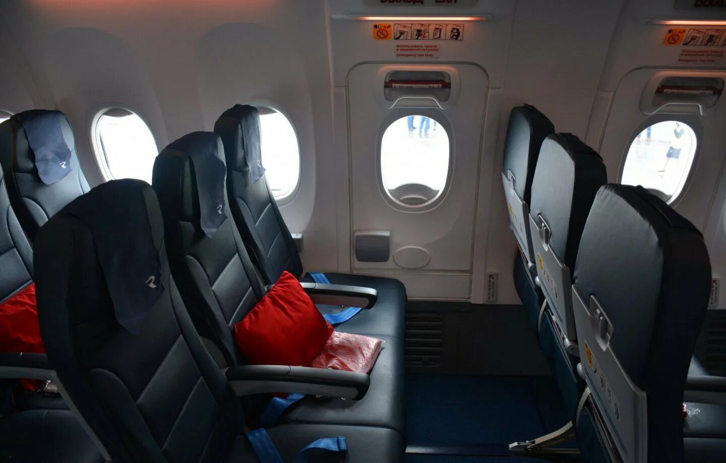 Боинг 737-800 аэрофлот салон. Аэрофлот аварийные места. Ред вингс салон самолета. Аэрофлот аварийные места. Аэробус а320 аэрофлот аварийный выход.