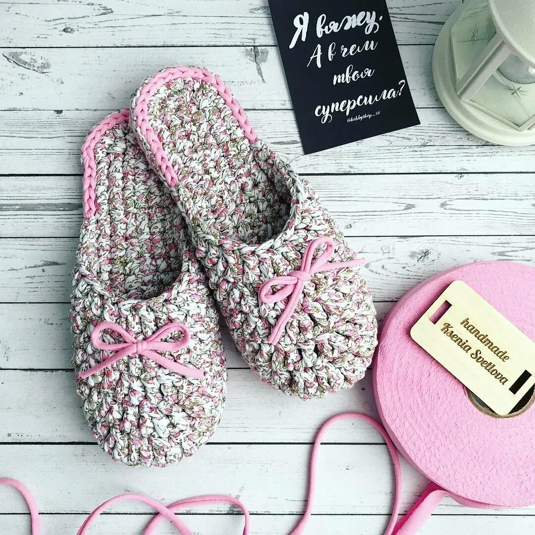 Тапочки sideways Slipper. Тапочки из трикотажной пряжи. Тарки из трикотажнлй пряжи. Тапочки из трикотажной пряжи крючком. Тапочки можно стирать