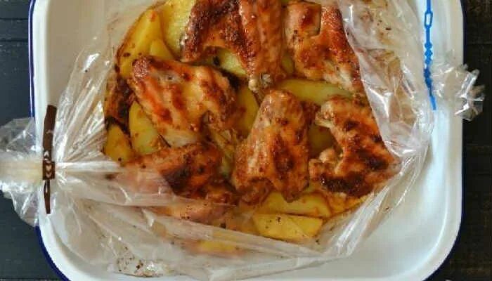 куриные крылышки в духовке в рукаве. крылья индейки в рукаве. индейка в аджике. крылья с картошкой в духовке в рукаве. рецепты крылышек куриных в рукаве.