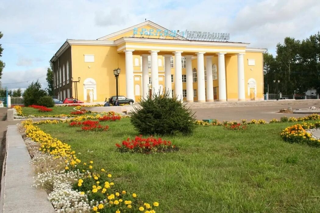 Гдк назарово. Дворец культуры угольщик города Бородино. ДК угольщик Бородино Красноярский край. Городской дворец культуры Назарово. Городской дворец угольщик Бородино.