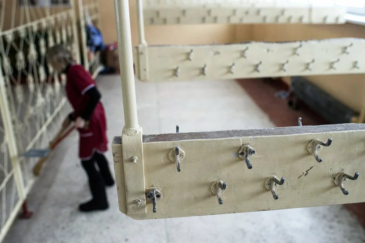 Ящик для телефонов в школе своими руками. Гардеробщица. Cloakroom at School. Гардеробщица в школе