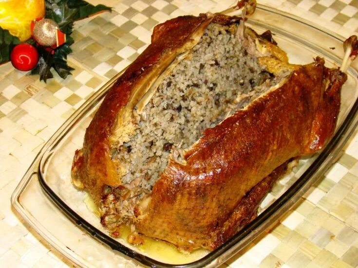 Гусь в духовке целиком с рисом рецепт. Утка фаршированная рисом. гусь фаршированный рисом в духовке. фаршированная утка в духовке. утка фаршированная рисом в духовке.