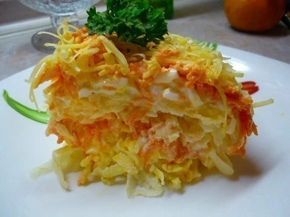 Салат с морковью и сыром рецепт. Морковь с чесноком и сыром. Салат рыжик с морковью и сыром и чесноком. Салат из моркови с чесноком. Салат из моркови с плавленым сыром.