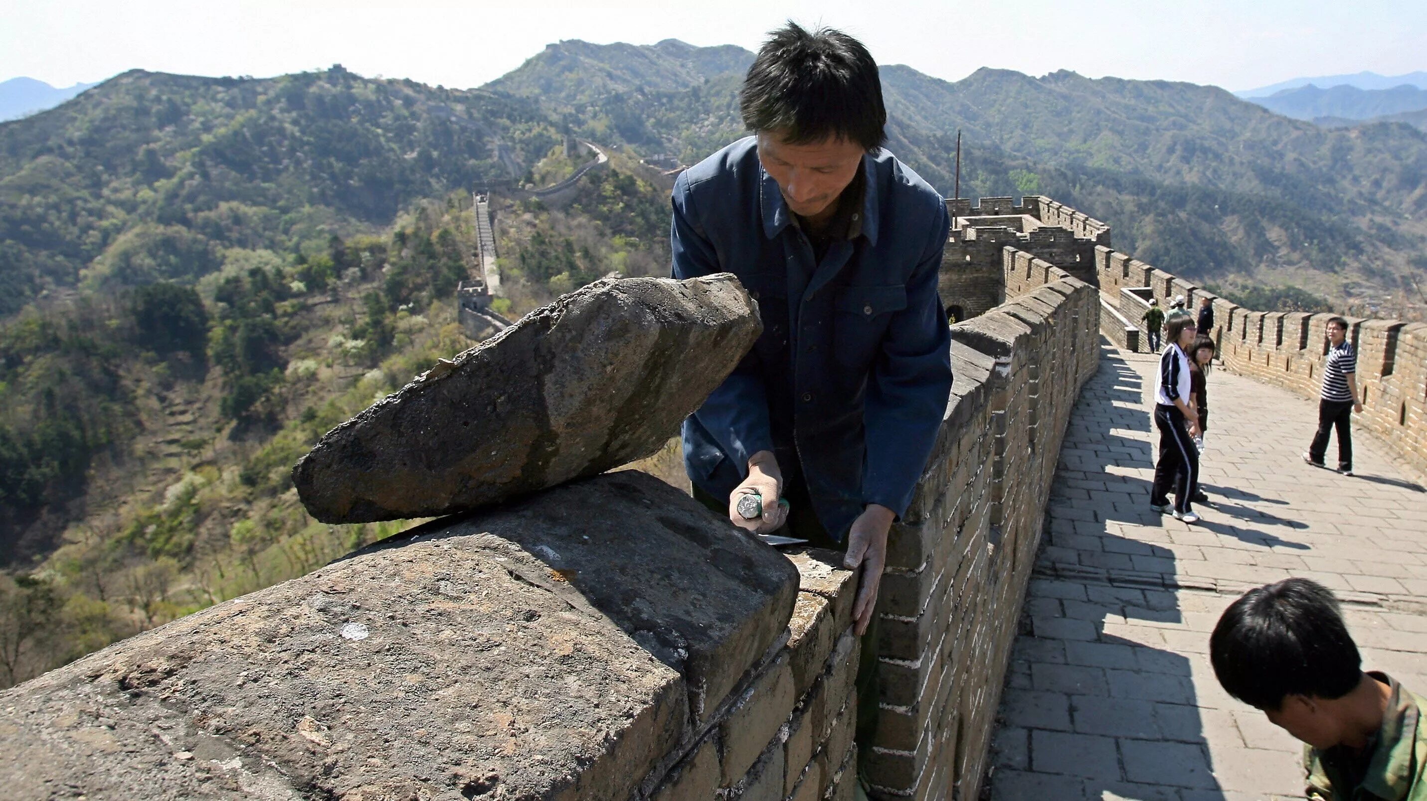Сколько лет великий стене. Великая китайская стена разрушенные участки. Великая китайская стена 2022г. Великая китайская стена охрана. Lanzhou Великая китайская стена.