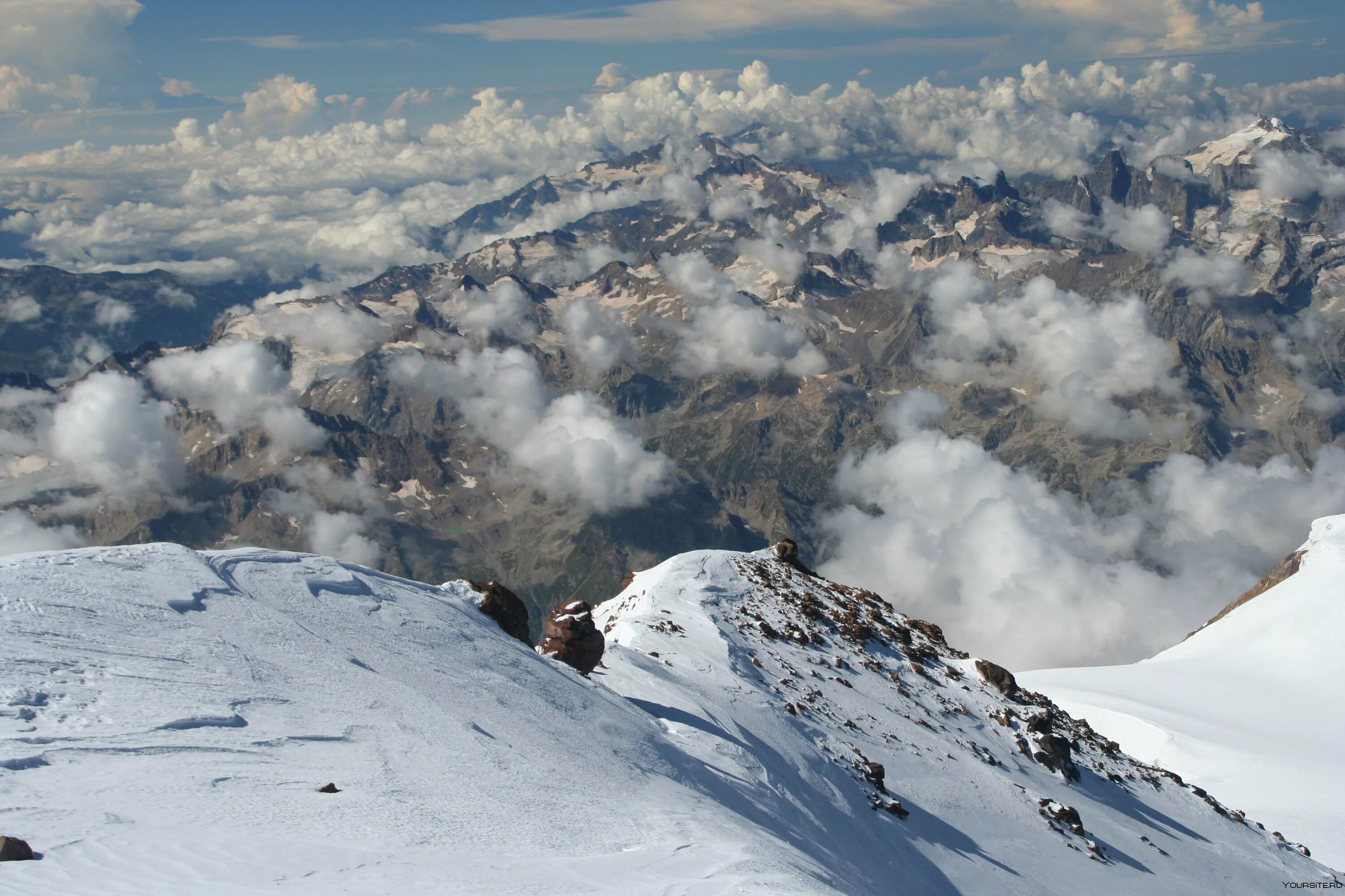 Западная вершина Эльбруса. Фишт гора восхождение. Эльбрус Северный склон. Вид с горы Эльбрус.