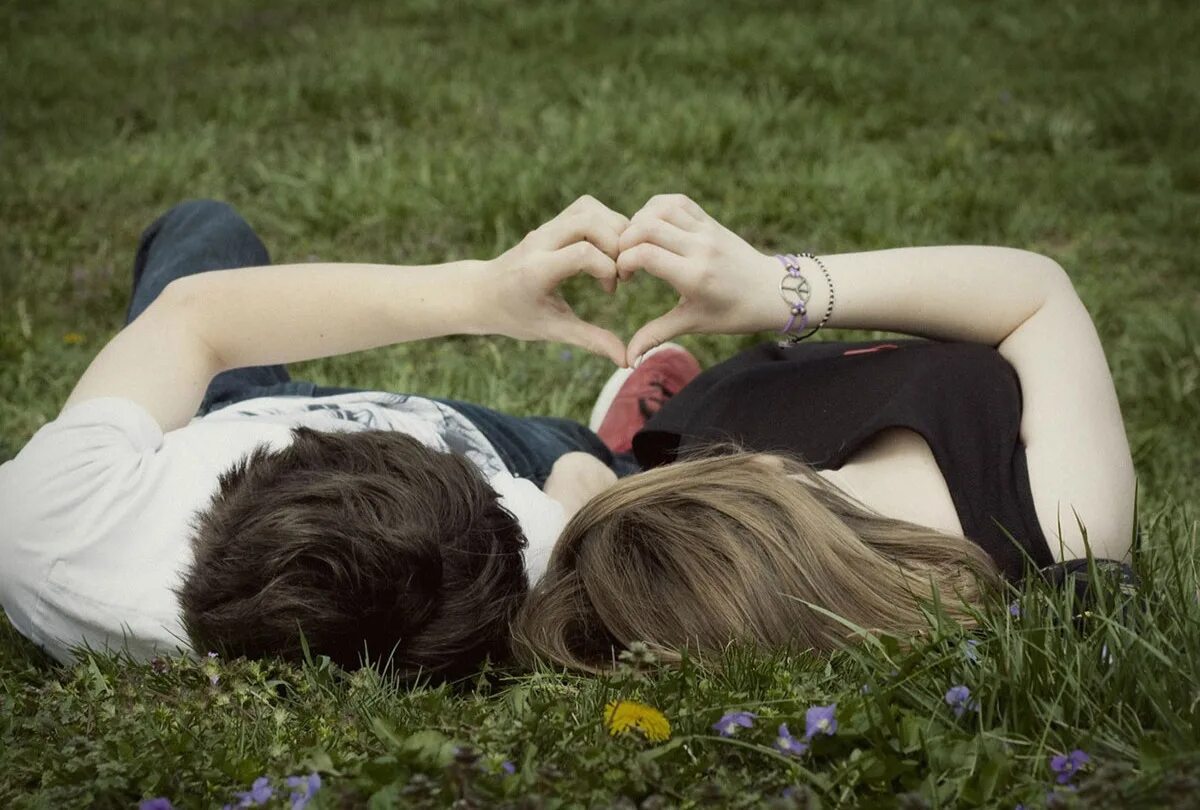 Бескорыстные чувства. Пара влюбленных. Влюбленные лежат на траве. Подростковая влюбленность. Картинки влюбленных.
