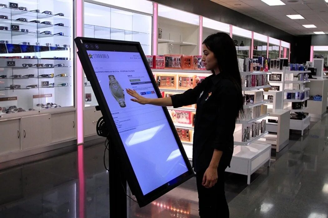 Торговый центр экран. Интерактивный сенсорный киоск. Интерактивная сенсорная панель. Сенсорные киоски в торговом центре. Интерактивные сенсорные панели на выставках.