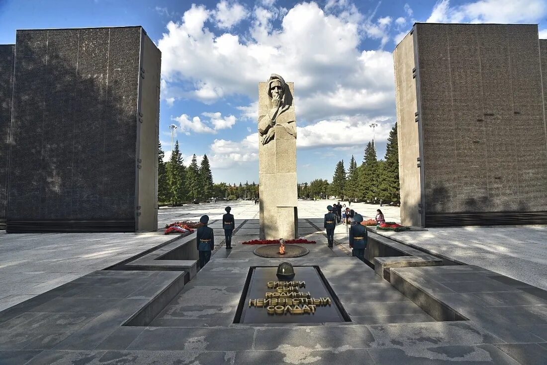 Памяти новосибирской области. Монумент славы Новосибирск. Вечный огонь Новосибирск монумент славы. Мемориал славы Бердск. Новосибирск монумент славы мать.