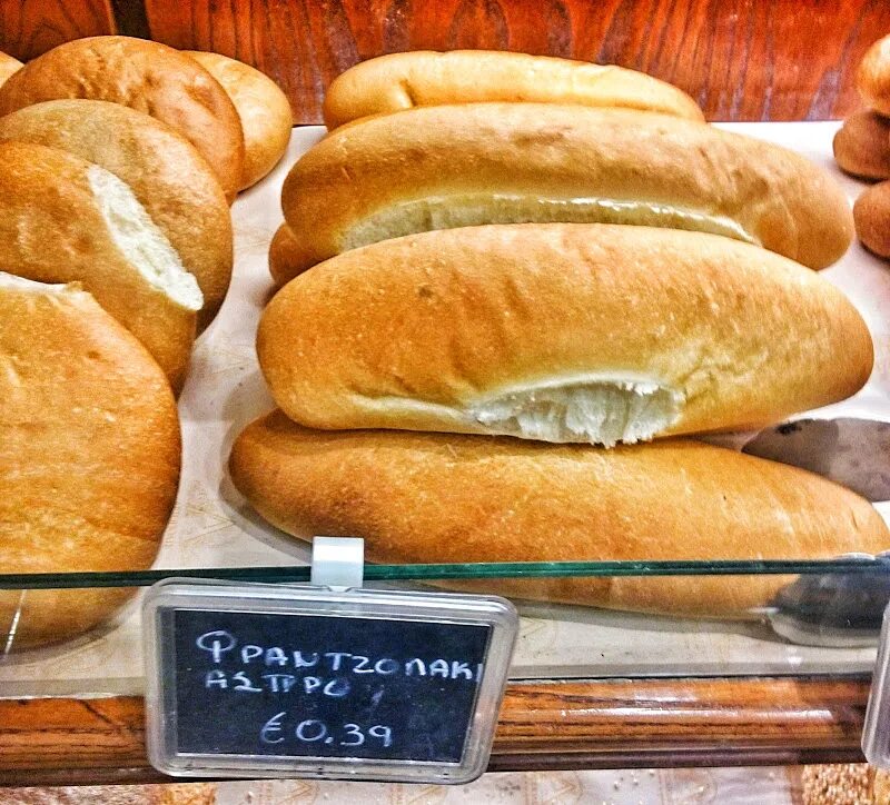 Сходи за хлебом магазин. За хлебом. Самый дорогой хлеб в России. Борьба за хлеб Италия. Хлеб за косарь.