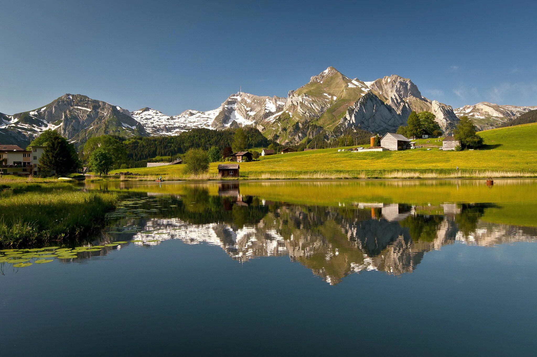 Установить галерею на рабочий стол. Озеро Зееальп, Швейцария. Озеро Риффель Швейцария. Природа Швейцарии в 8к. Швейцария манзаралари.