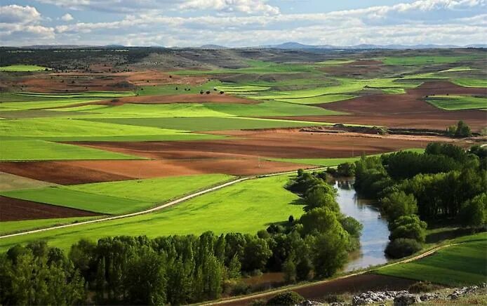 Особенности рельефа испании. Равнины Испании. Арагонская равнина Испания. Рельеф Испании. Горы и равнины Испании.