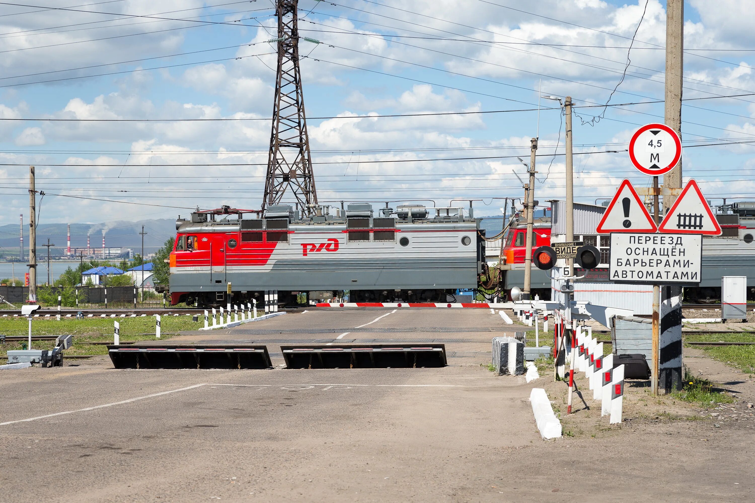 Пересечение дороги с железнодорожными путями на одном уровне. Пересечение железнодорожного переезда. Забайкальская железная дорога. Железнодорожный переезд. Жд переезды оснащены пандусами.