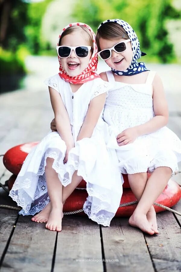 Девочки подружки. Красивые подруги. Прикольная одежда для девочек. Маленькие подружки. Смешные наряды для девочек.