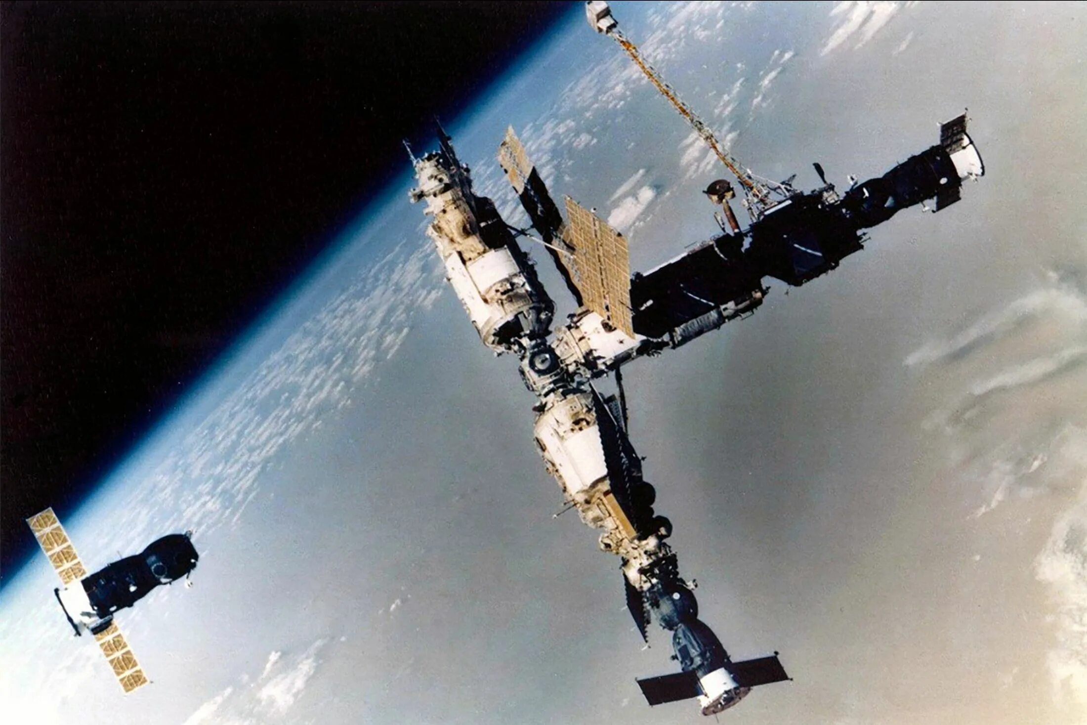 На какую сторону запускают космические корабли. Орбитальная станция мир 2001. Космическая станция «мир» (20.02.1986-16.03.2001). Базовый модуль орбитальной станции мир. Станция мир 1986.