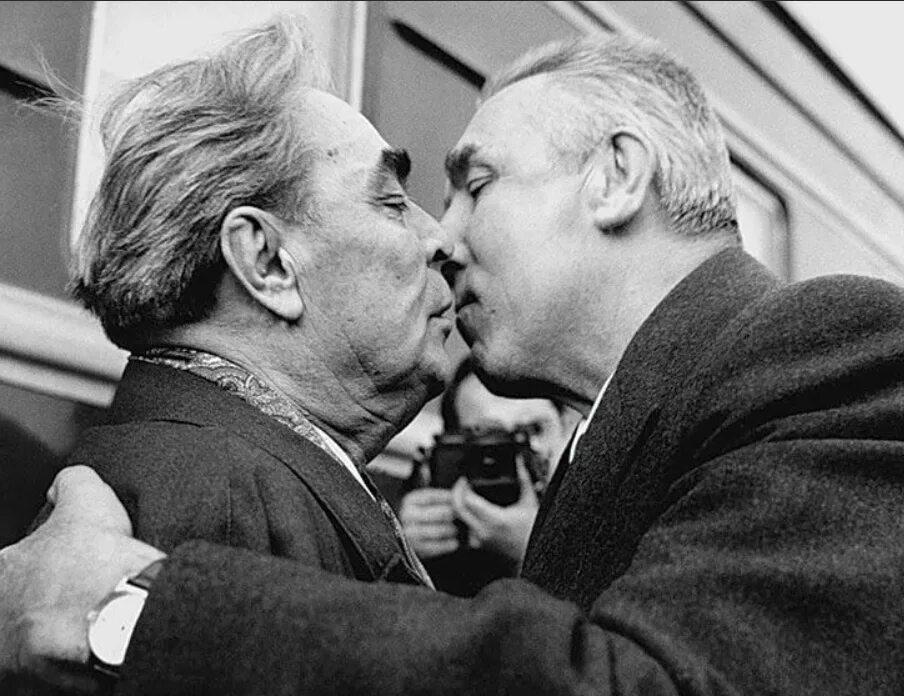 Тройной поцелуй. Брежнев и Хонеккер поцелуй. Валери Жискар д'Эстен и Брежнев.