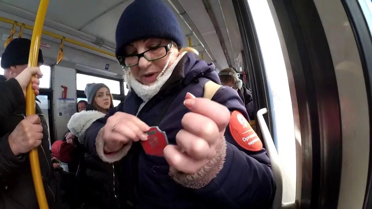 Как контролер проверяет оплату в автобусе. Контролер общественного транспорта. контролеры в метро. контролер мосгортранс. контролер в автобусе.