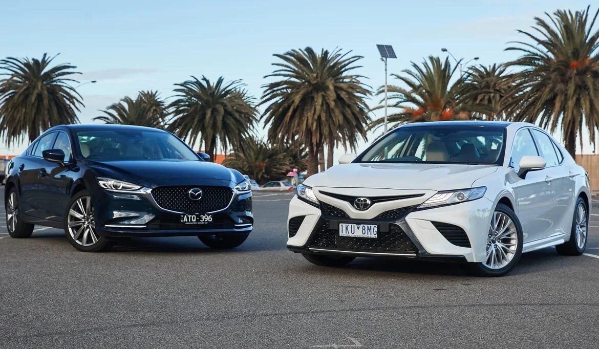 Тойота камри сравнения. Тойота Камри 2018. Toyota Camry vs Mazda 6. Mazda 6 vs Toyota Camry 55. Camry 6 2018.