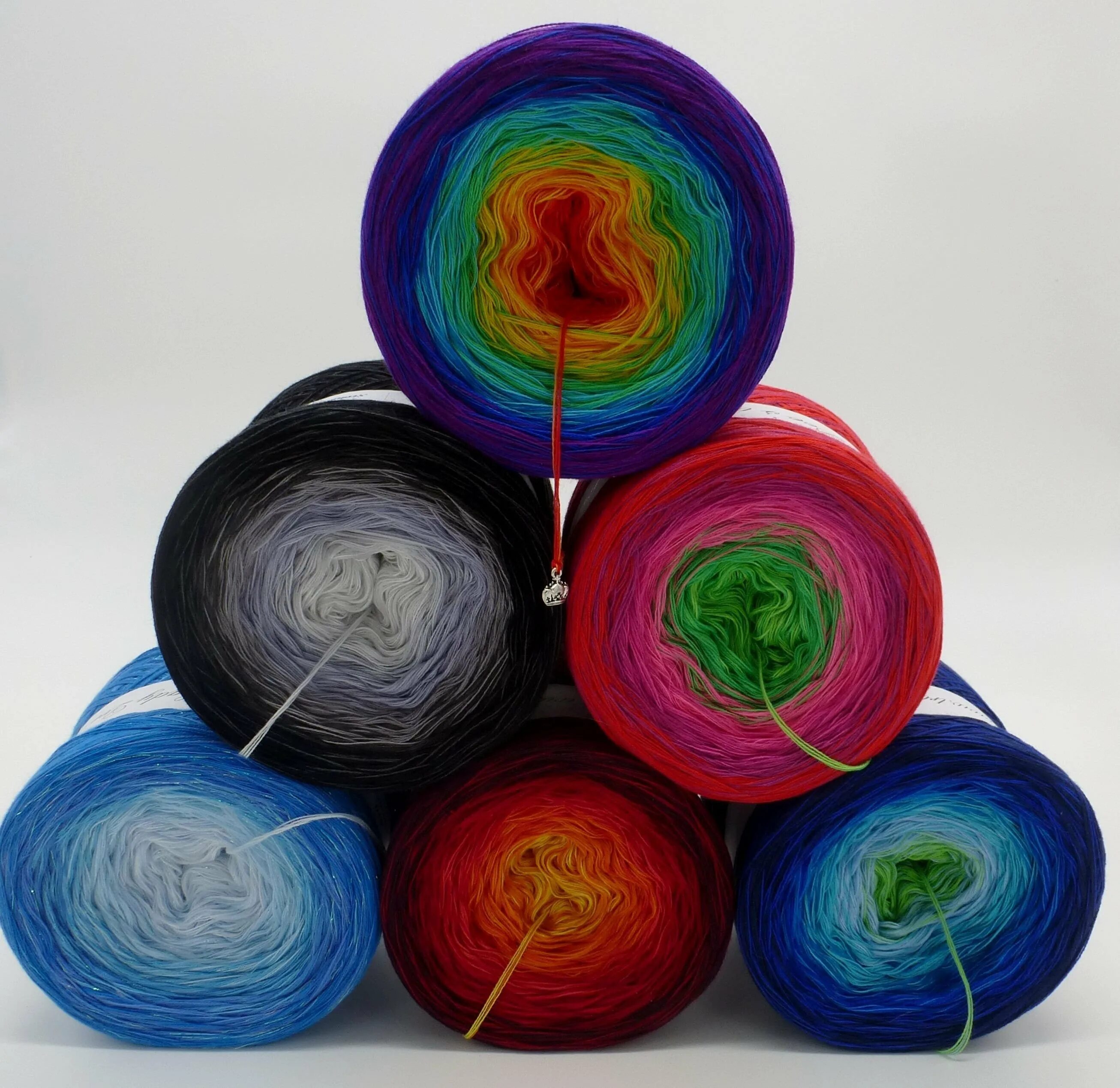 Нитки большой моток. Разноцветная пряжа. Цветные нитки для вязания. Разноцветная пряжа для вязания. Нитки для вязания многоцветные.