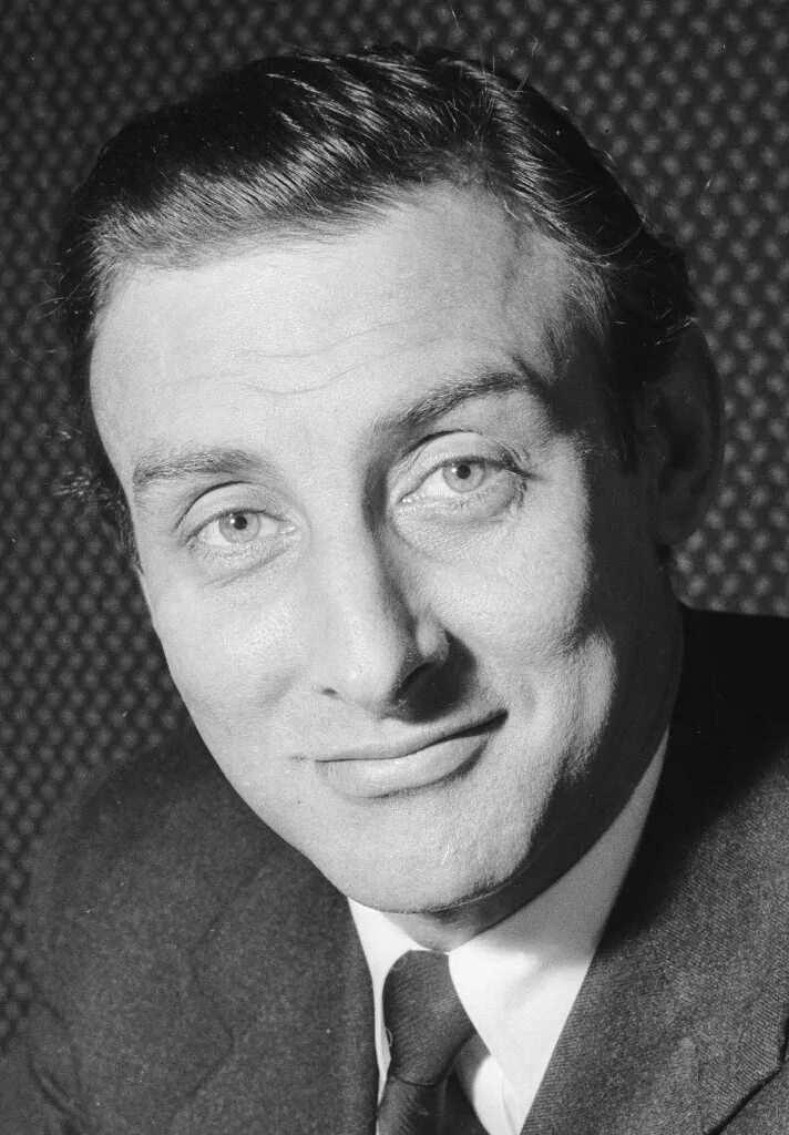 Спайк миллиган. Spike milligan. Чашка по-английски книга. Спайк миллиган отчим фото. Спайка миллигана.