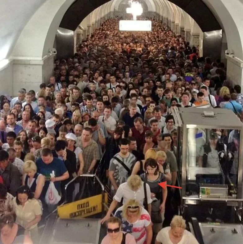 Час пик в москве в какое. Час пик в метро в москве. часпик в московском метро. часы пик в московском метро. толпа в метро.